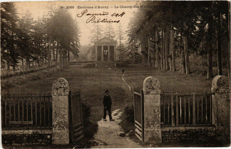 Carte postale ancienne Env. d'Aurax - Le Champ de Martyrs