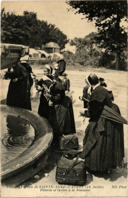 Carte postale ancienne Pardon de Sinta-Anne d'Auray - Pelerin se lavant a la Fontaine à Auray