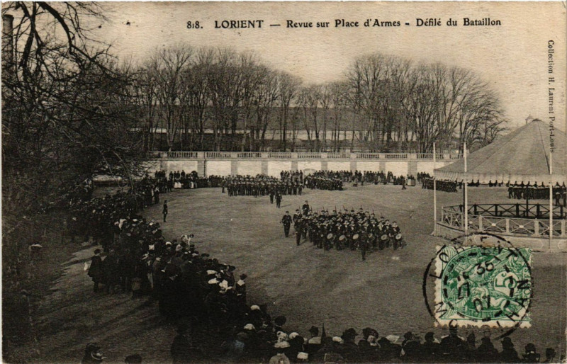 Carte postale ancienne Lorient - Revue sur Place d'Armes - Defile du Bataillon à Lorient