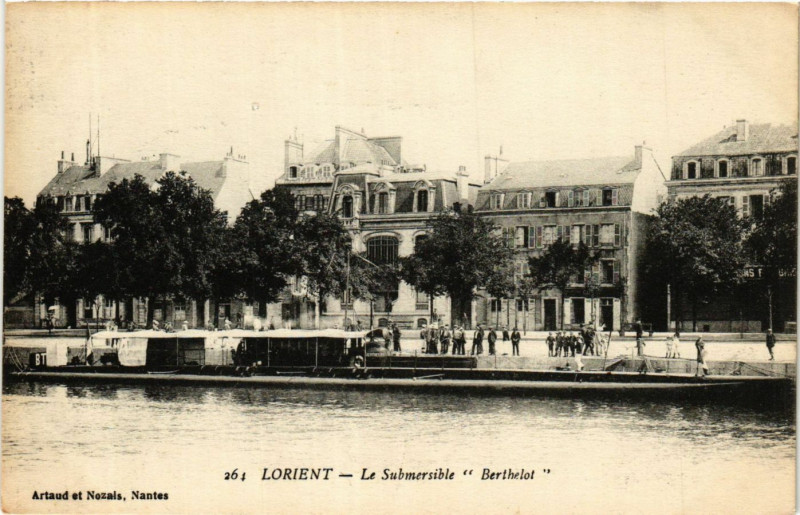 Carte postale ancienne Lorient - Le Submersible à Lorient