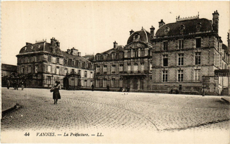 Carte postale ancienne Vannes - La Prefecture à Vannes