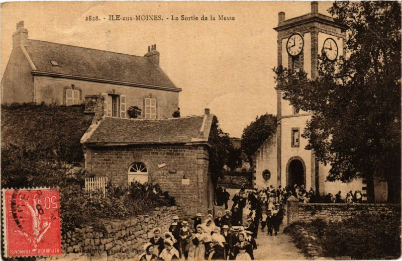 Carte postale ancienne Ile-aux-Moines - La Sortie de la Messe à Île-aux-Moines