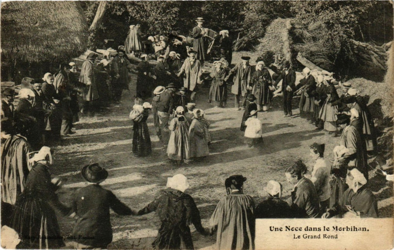 Carte postale ancienne Une Noce dans le Morbihan - Le Grand Rond
