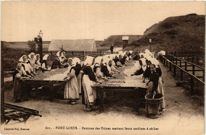 Carte postale ancienne Femmes des Usines mettant leurs sardines à sécher à Port-Louis