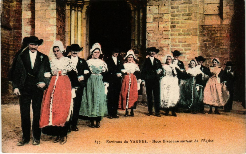 Carte postale ancienne Env. de Vannes - Noce Bretonne sortant de l'Eglise à Vannes