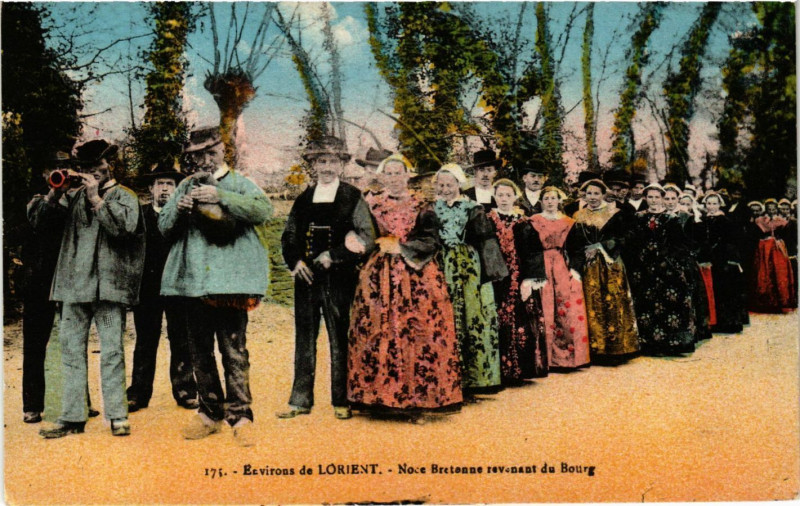 Carte postale ancienne Env. de Lorient - Noce Bretanne revenant du Bourg à Lorient