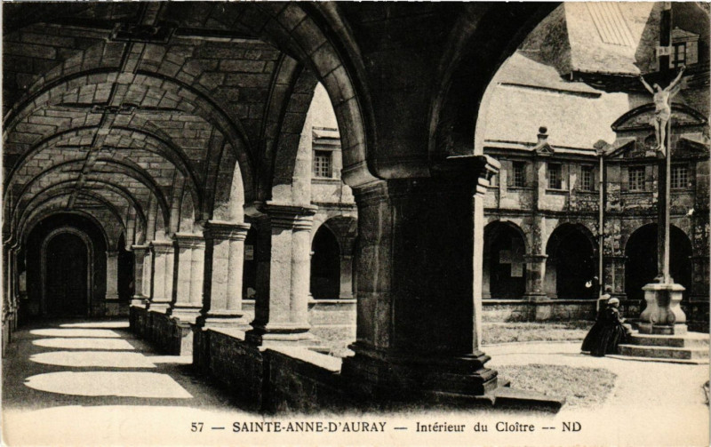 Carte postale ancienne Sainte-Anne d'Auray - Interieur du Cloitre à Sainte-Anne-d'Auray