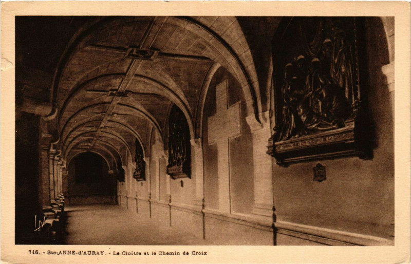 Carte postale ancienne Sainte-Anne d'Auray - Le Cloitre et le Chemin de Croix à Sainte-Anne-d'Auray