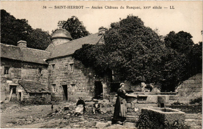 Carte postale ancienne Saint-Herbot - Ancien Chateau du Rusque