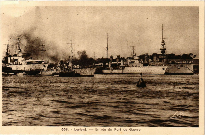 Carte postale ancienne Lorient - Entrée du Port de Guerre à Lorient