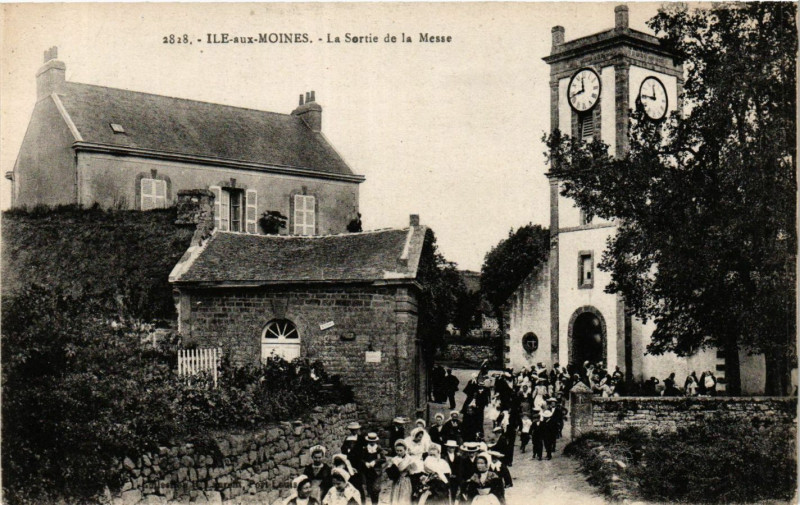 Carte postale ancienne Ile-aux-Moines - La Sortie de la Messe à Île-aux-Moines