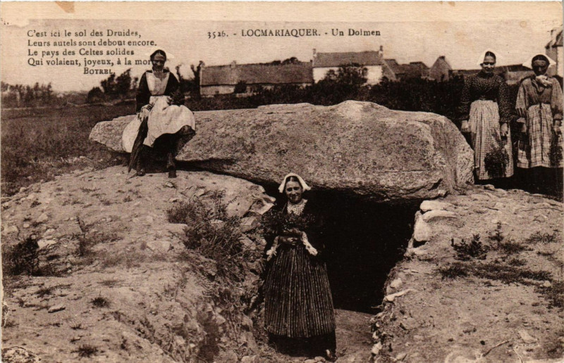 Carte postale ancienne Locmariqauer - Un Dolmen