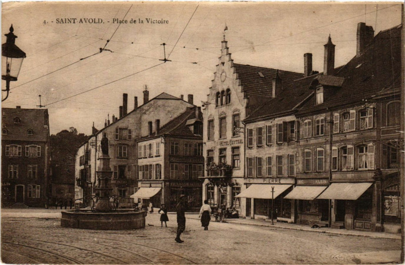Carte postale ancienne Saint-Avold - Place de la VICtoire