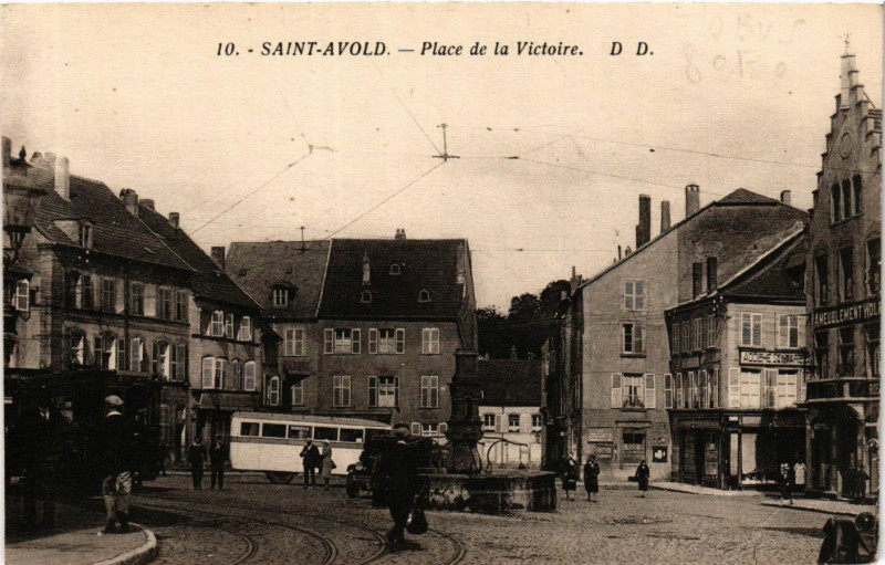 Carte postale ancienne Saint-Avold - Place de la VICtoire