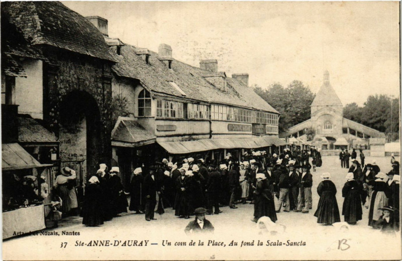 Carte postale ancienne Sainte-Anne-d'Auray - Un coin de la Place Au fond la Scala-Sancta à Sainte-Anne-d'Auray