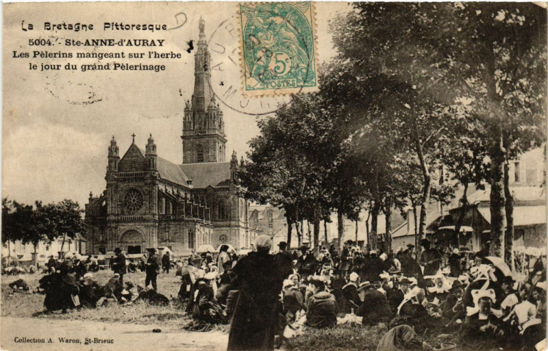 Carte postale ancienne Sainte-Anne-d'Auray - Les Pelerins mangeant sur l'herbe le jour du... à Sainte-Anne-d'Auray