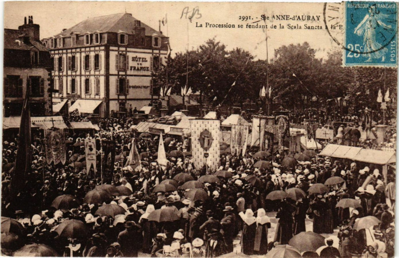 Carte postale ancienne Sainte-Anne-d'Auray - La Procession se fondant de la Scala Sancte à Sainte-Anne-d'Auray