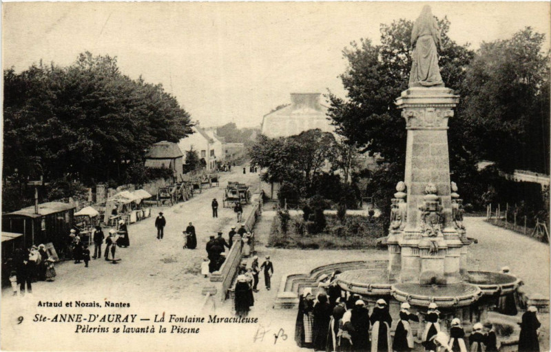 Carte postale ancienne Sainte-Anne-d'Auray - La Fontaine Miraculeuse - Pelerins se lavant à Sainte-Anne-d'Auray