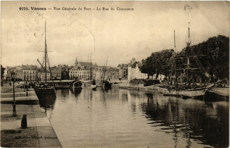 Carte postale ancienne Vannes - Vue générale du Port - La Rue du Commerce à Vannes