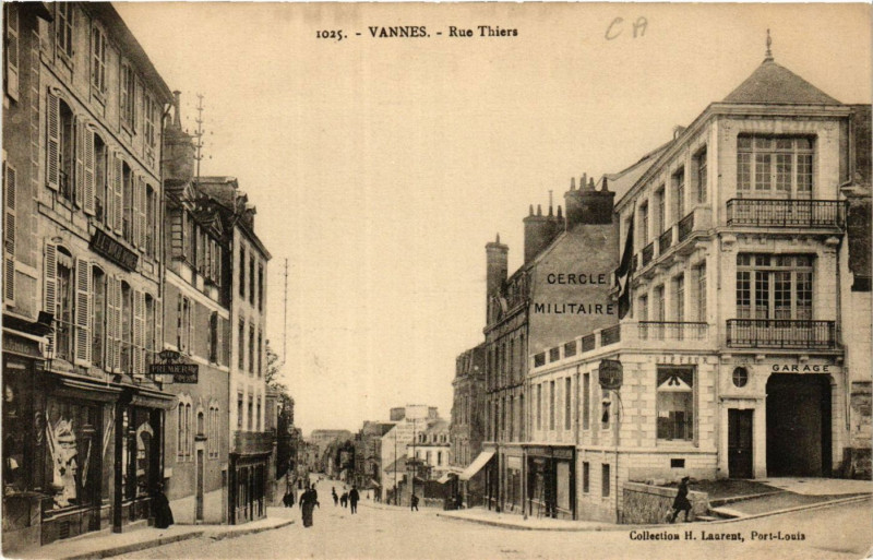 Carte postale ancienne Vannes - Rue Thiers à Vannes