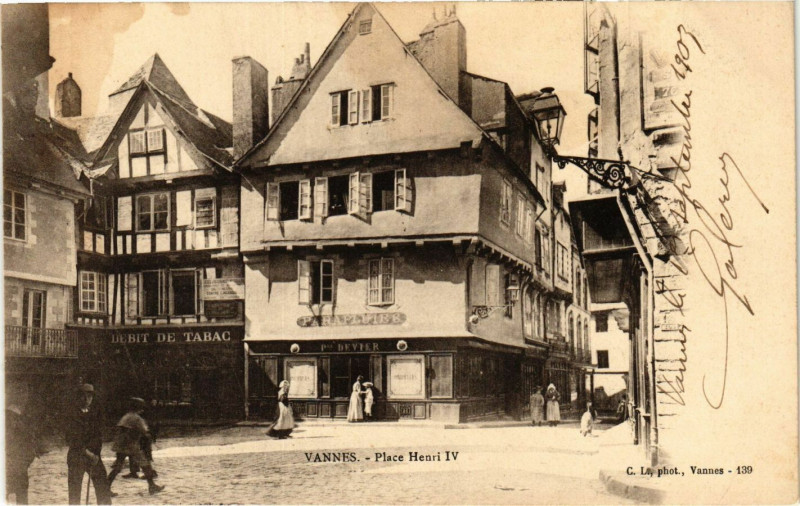 Carte postale ancienne Vannes - Place Henri Iv à Vannes
