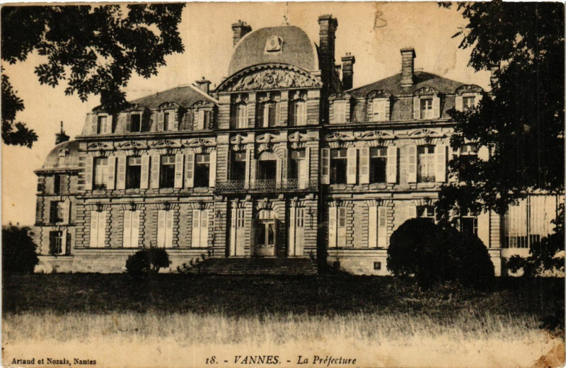 Carte postale ancienne Vannes - La Prefecture à Vannes