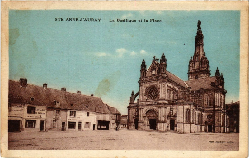 Carte postale ancienne Sainte-Anne-d'Auray - La Basilique et la Place à Sainte-Anne-d'Auray