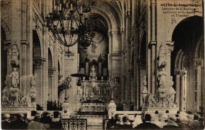 Carte postale ancienne Saint-Anne - d'Auray - Interieur de la Basilique - Le Choeur et les à Auray