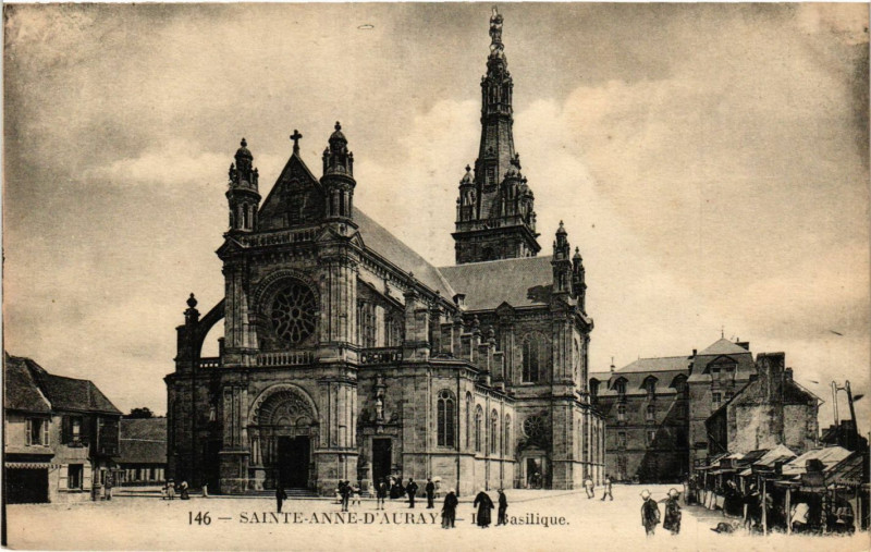 Carte postale ancienne Sainte-Anne-d'AURAYe - Le Basilique à Auray