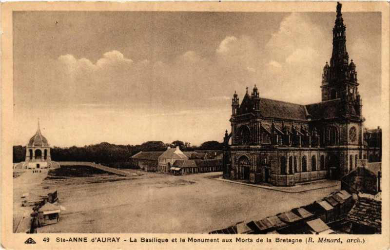 Carte postale ancienne Sainte-Anne-d'Auray - La Basilique et le Monument aux Morts de à Sainte-Anne-d'Auray