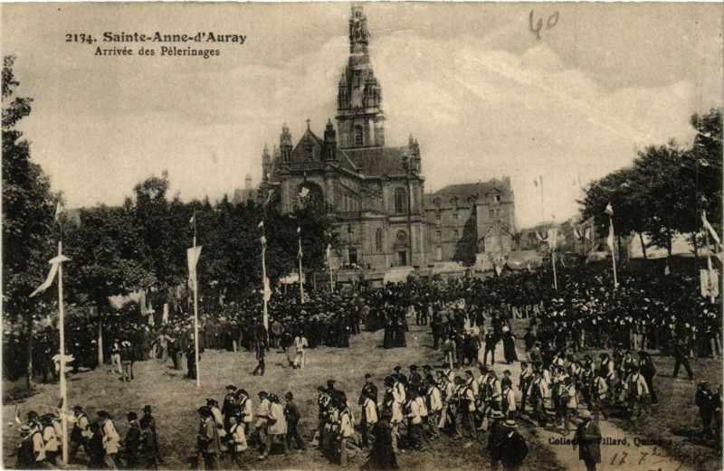 Carte postale ancienne Sainte-Anne-d'Auray - Arrivée des Pelerinages à Sainte-Anne-d'Auray