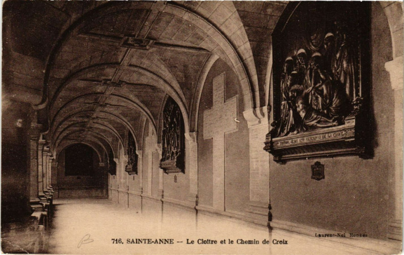 Carte postale ancienne Sainte-Anne - Le Cloitre et le Chemin de Croix