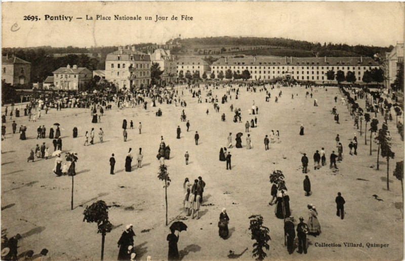 Carte postale ancienne Pontivy - La Place Nationale un Jour de Fete à Pontivy