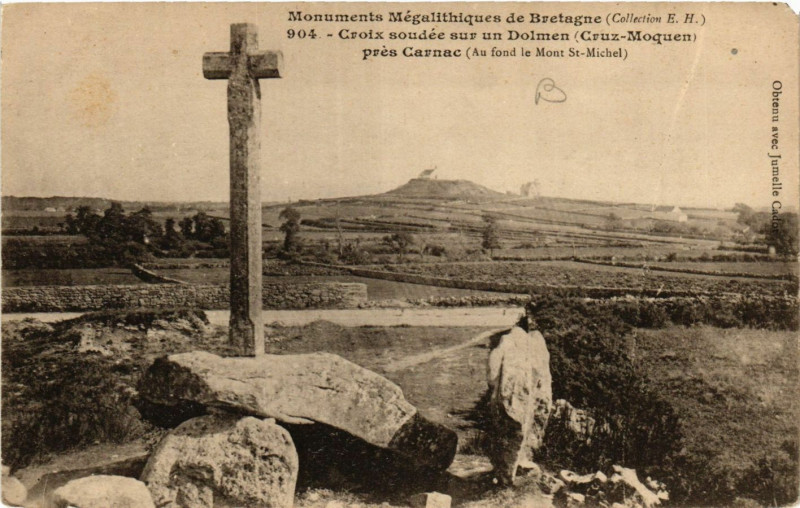 Carte postale ancienne Monuments Megalithiques de Bretagne - Croix soudée sur un Dolmen