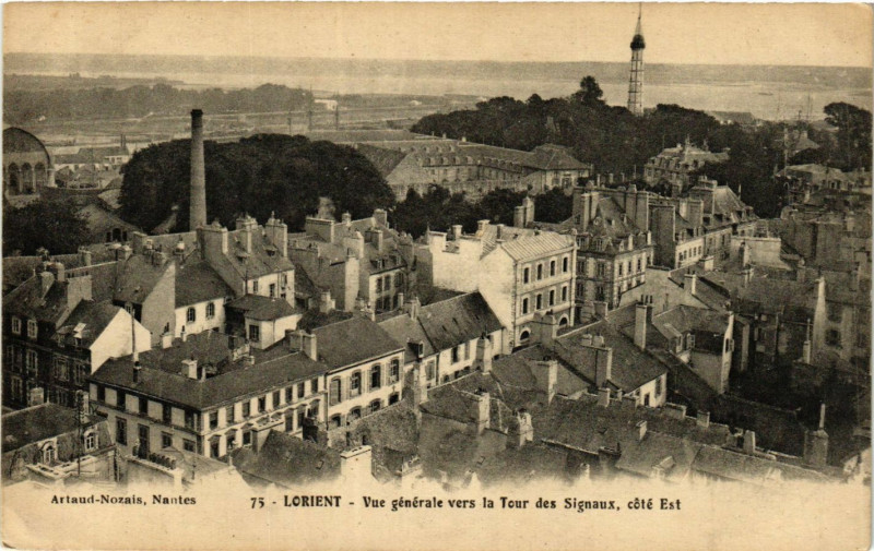 Carte postale ancienne Lorient - Vue générale vers la Tour des Signaux cote Est à Lorient
