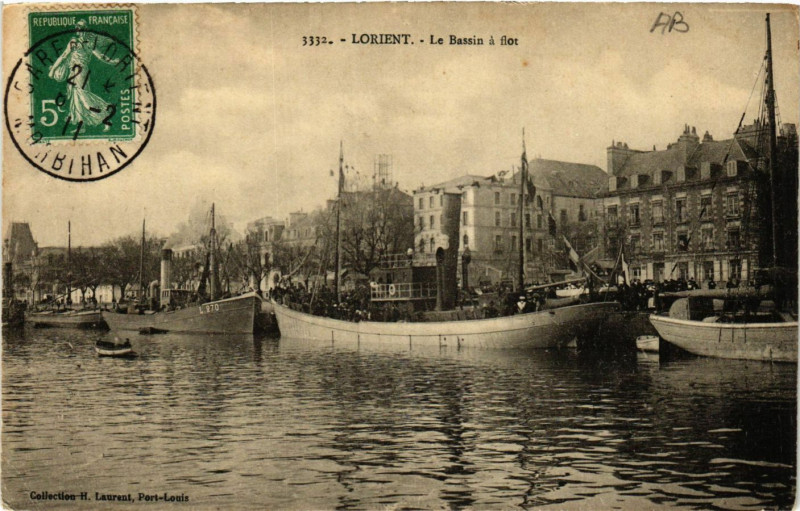 Carte postale ancienne Lorient - Le Bassin a flot à Lorient