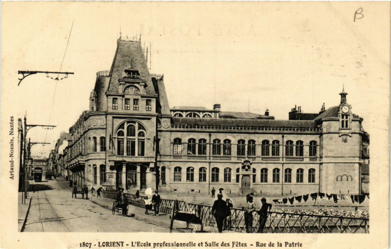 Carte postale ancienne Lorient - L'Ecole Prof. et Salle des Fetes - Rue de la à Lorient