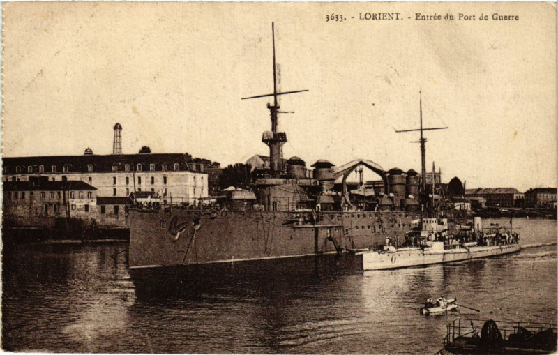 Carte postale ancienne Lorient - Entrée du Port de Guerre à Lorient