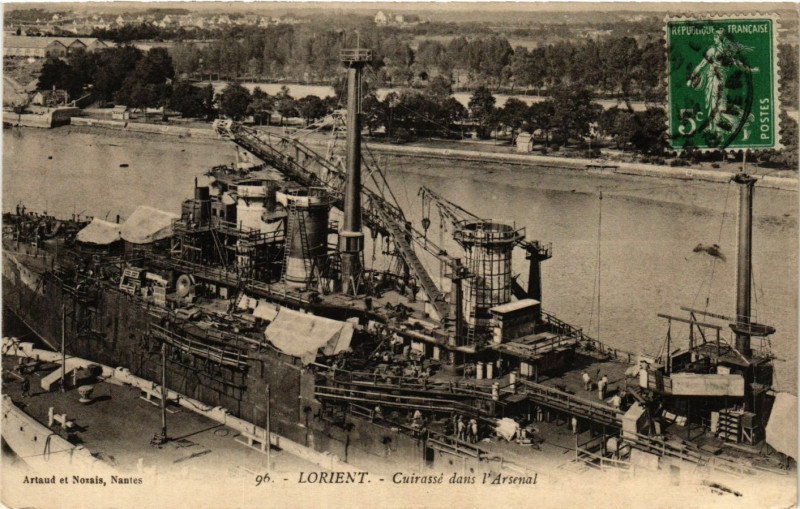Carte postale ancienne Lorient - Cuirasse dans l'Arsenal à Lorient