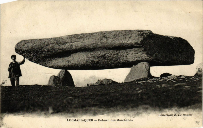 Carte postale ancienne Locmariaquer - Dolmen des Marchands à Locmariaquer