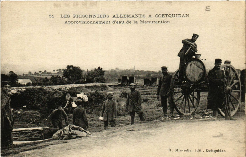 Carte postale ancienne Les Prisonniers Allemand a Coetquidan - Approvisionnement d'eau