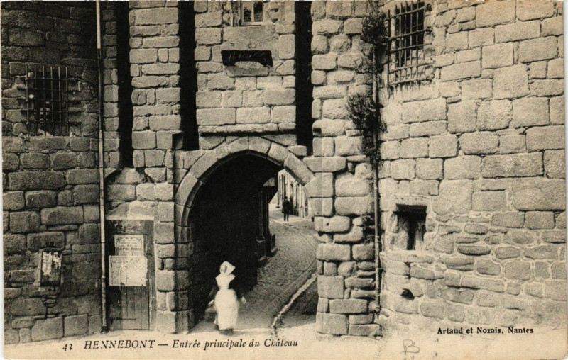 Carte postale ancienne Hennebont - Entrée principale du Chateau à Hennebont