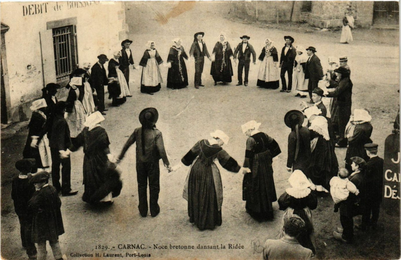 Carte postale ancienne Carnac - Noce bretonne dansant la Ridée à Carnac