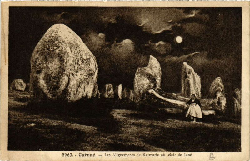 Carte postale ancienne Carnac - Les Alignements de Kermario au clair de lune à Carnac