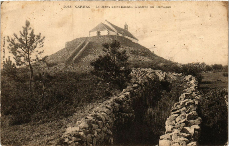 Carte postale ancienne Carnac - Le Mont St-Michel L'Entrée du Tumuius à Carnac