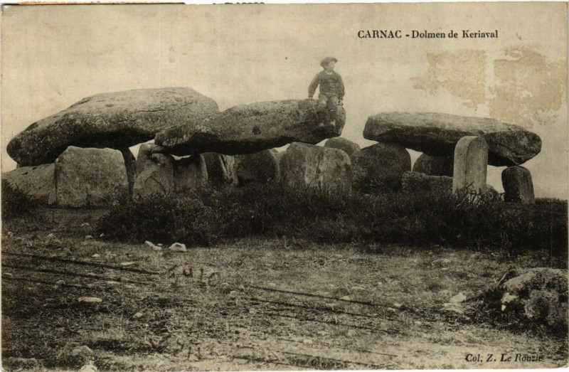 Carte postale ancienne Carnac - Dolmen de Keriaval à Carnac