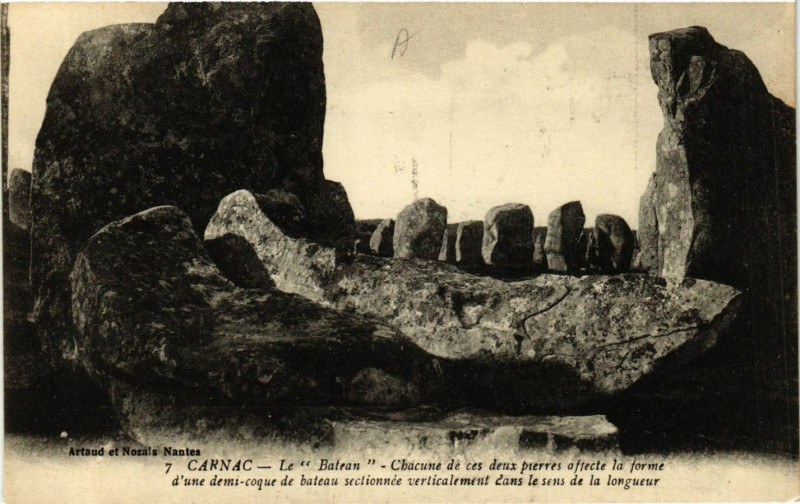 Carte postale ancienne Carnac - Le Batean - Chacune de ces deux pierres affecte la à Carnac