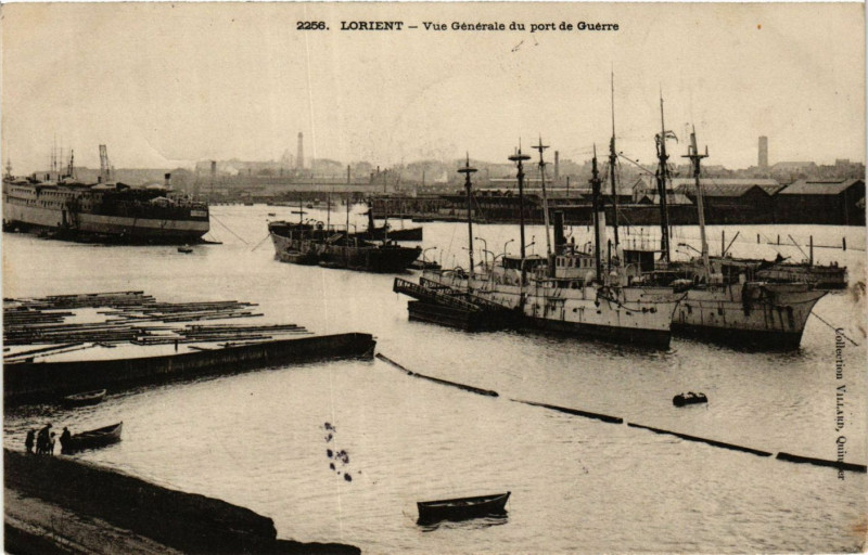 Carte postale ancienne Lorient - Vue générale du port de Guerre à Lorient