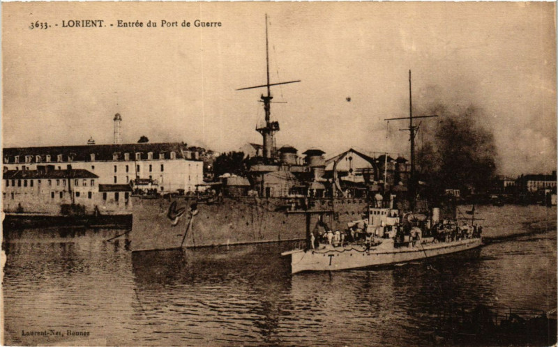 Carte postale ancienne Lorient - Entrée du Port de Guerre à Lorient