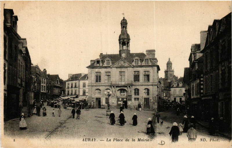 Carte postale ancienne Auray - La Place de la Mairie à Auray